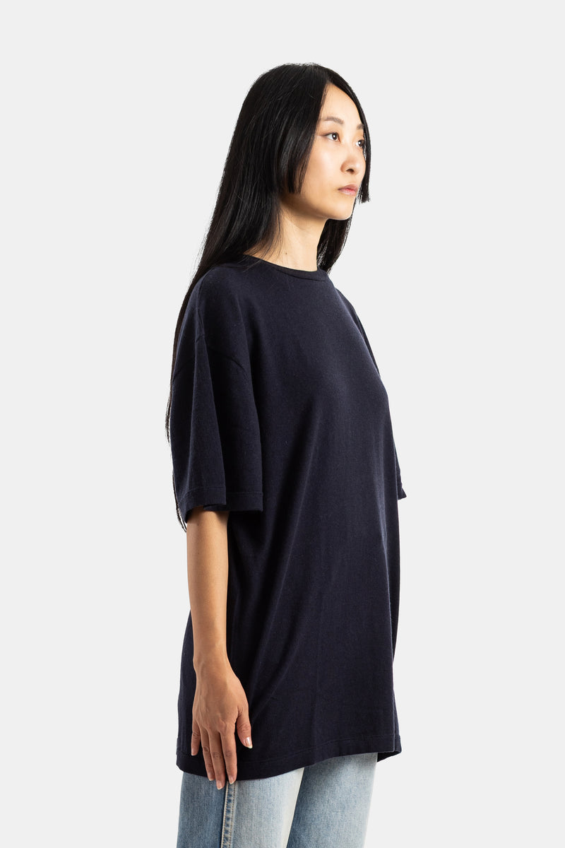 Extreme Cashmere vue de profil femme portant un t-shirt cachemire marine oversize longueur prolongée sur jean