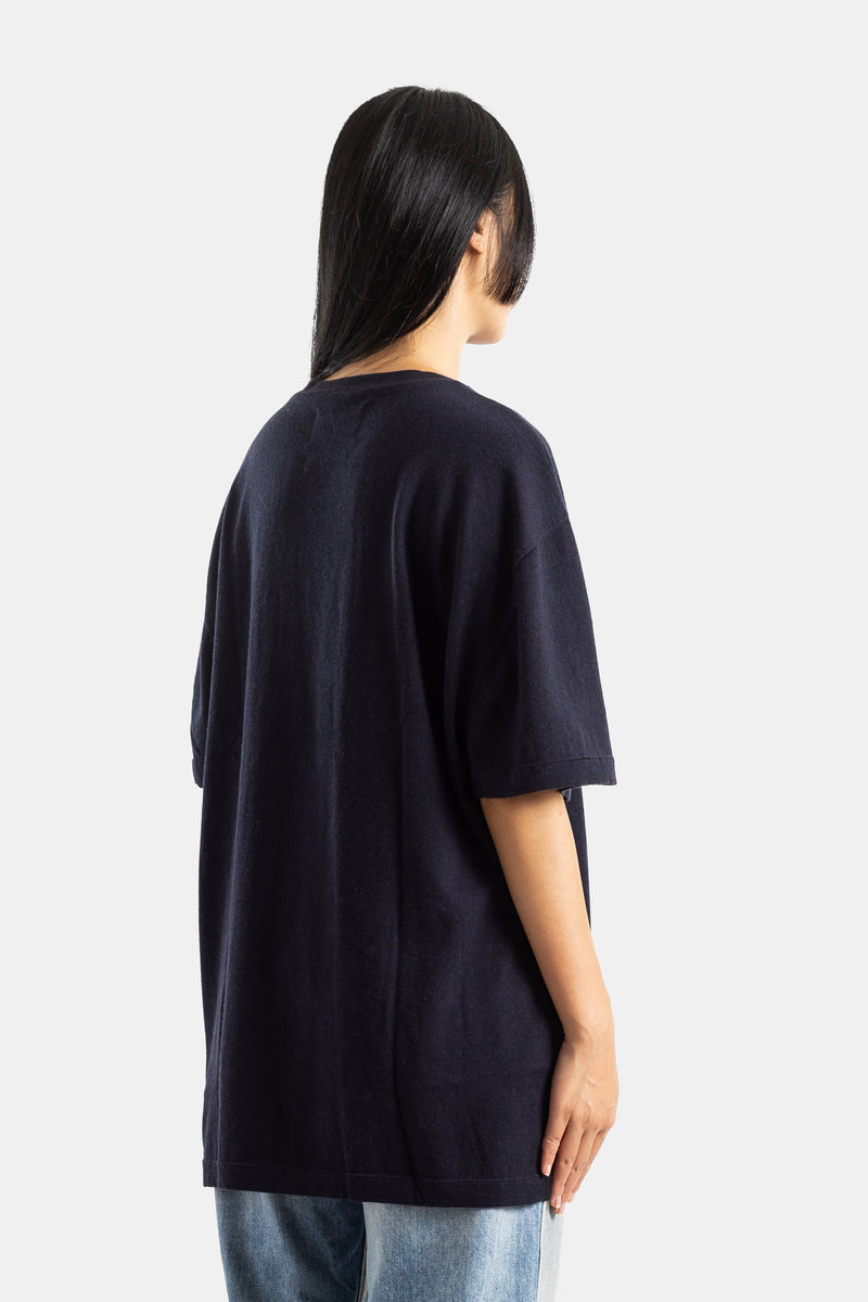 Extreme Cashmere t-shirt cachemire marine dos femme, coupe oversize avec coutures tombantes et finitions côtelées