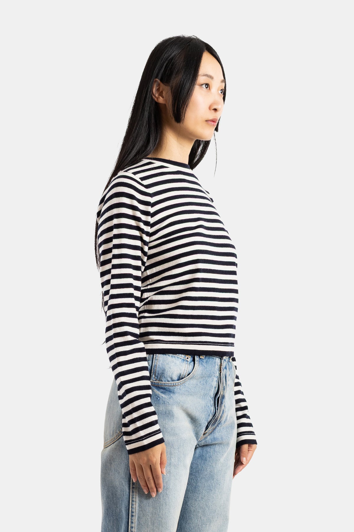 Extreme Cashmere Lisa vue de profil dos trois-quarts rayures horizontales navy écru jean clair délavé
