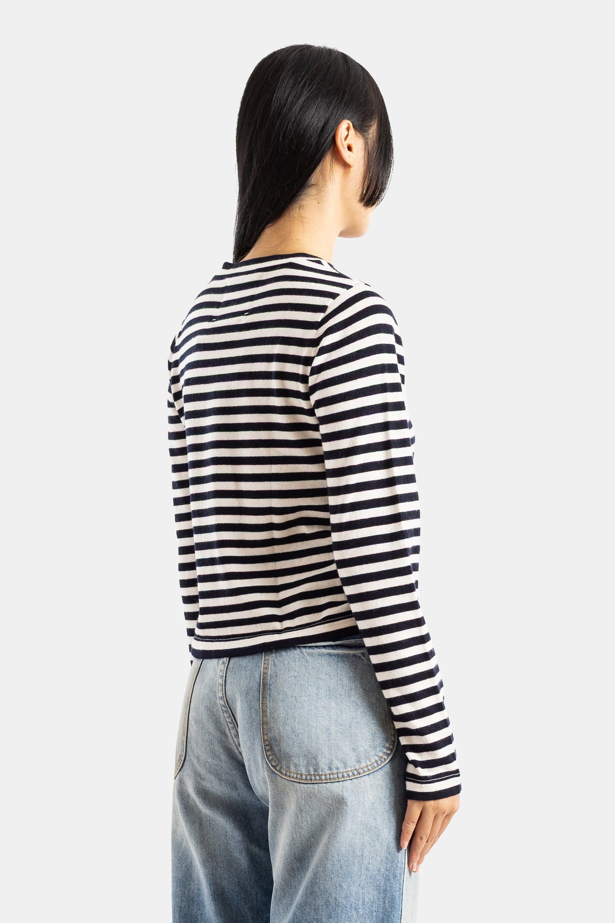 Extreme Cashmere Lisa dos détail tombé épaules rayures marines cachemire manches longues avec jean boyfriend délavé