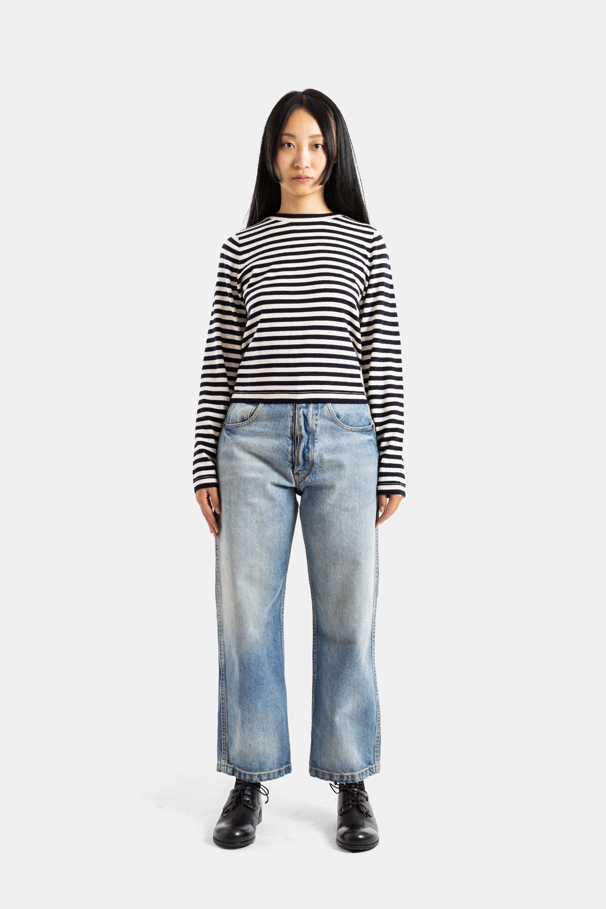 Extreme Cashmere Lisa look complet face rayures navy écru jean large délavé et bottines noires lacets