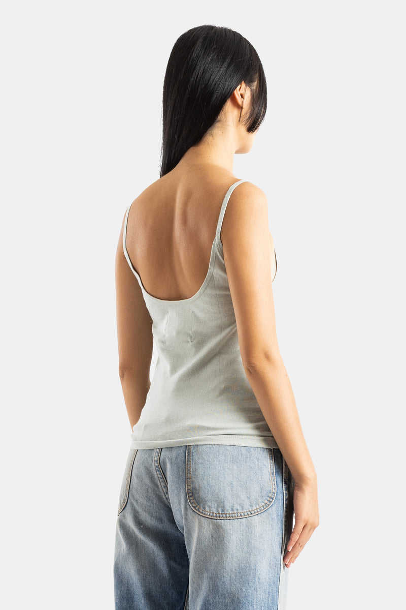 Extreme Cashmere Britney dos nu débardeur cachemire bretelles fines col plongeant dos porté jean baggy