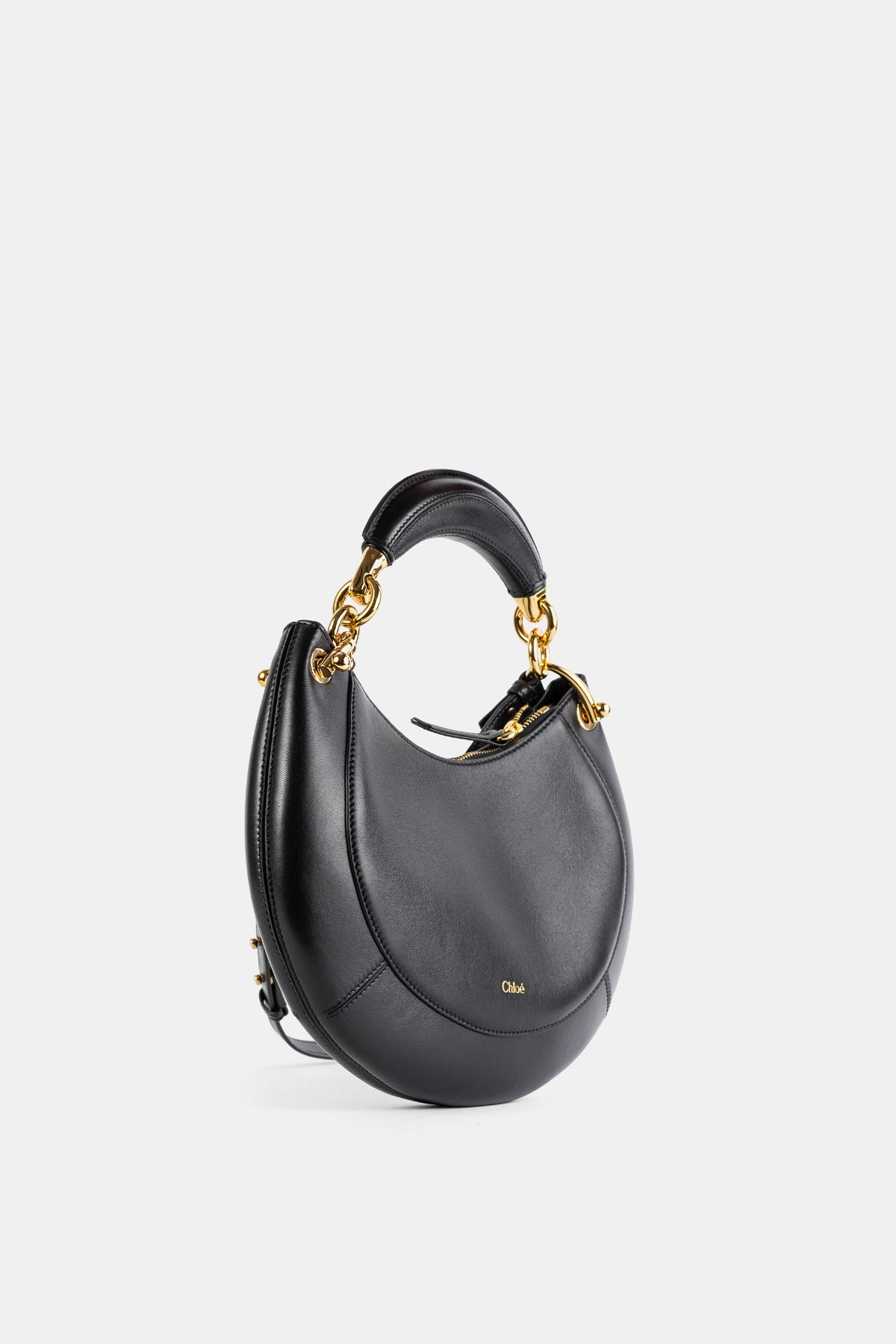 Chloé Banana vue de trois quarts, cuir nappa noir lisse et fermoir zippé doré détaillé