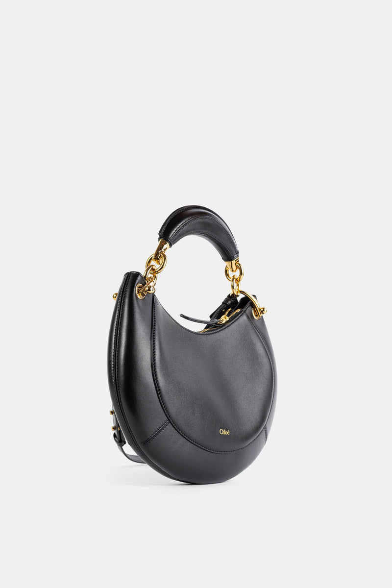 Chloé Banana vue de trois quarts, cuir nappa noir lisse et fermoir zippé doré détaillé
