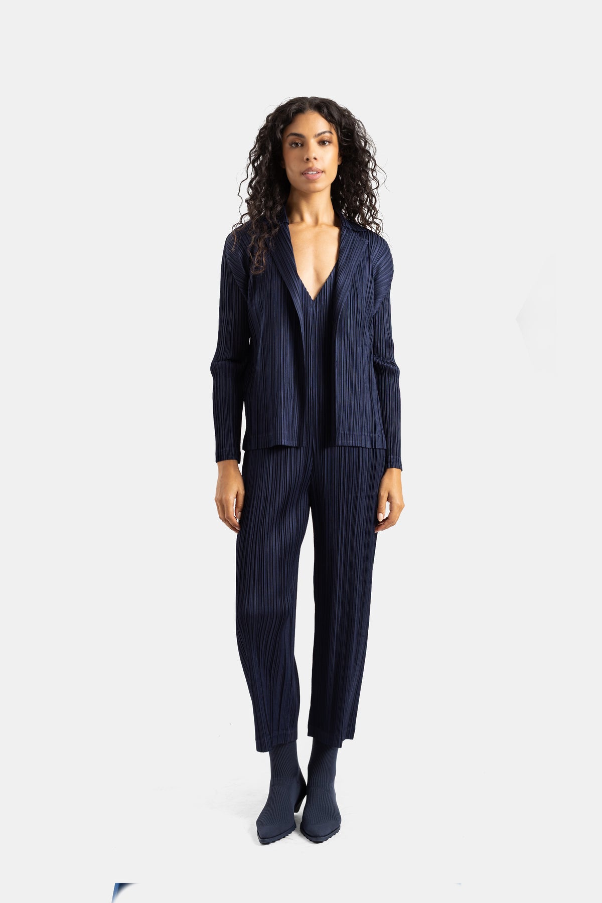 Abgestimmtes plissiertes Set von Pleats Please Issey Miyake in Marineblau mit Jacke und gerader Hose für Damen.