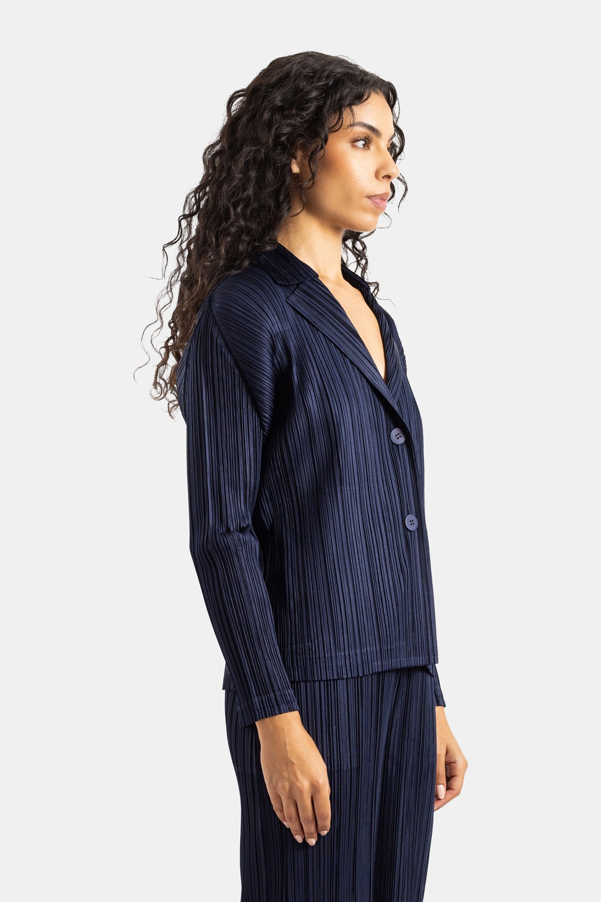 Pleats Please Issey Miyake Plissee-Blazer für Damen mit passenden Knöpfen in Nachtblau, stilvolle Profilansicht.