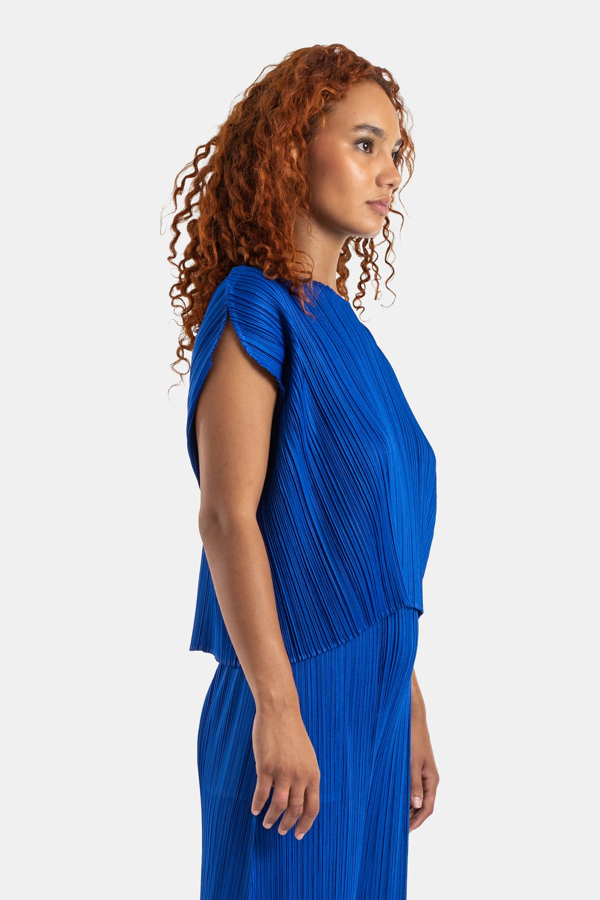 Pleats Please Issey Miyake top plissé femme vue de profil tissu micro-plissé bleu roi coupe ample