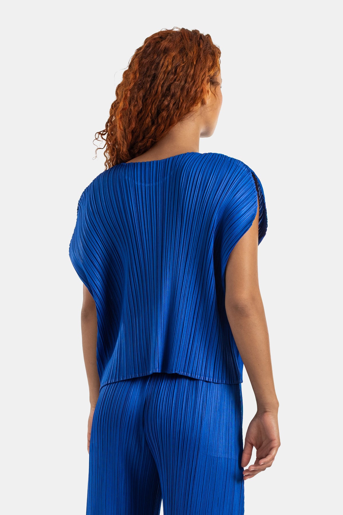 Pleats Please Issey Miyake top plissé bleu roi dos nu texture verticale structurée coupe boxy femme