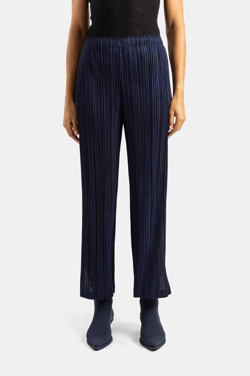 Pantaloni larghi plissettati blu navy Pleats Please Issey Miyake con vita elastica e caduta fluida, donna.