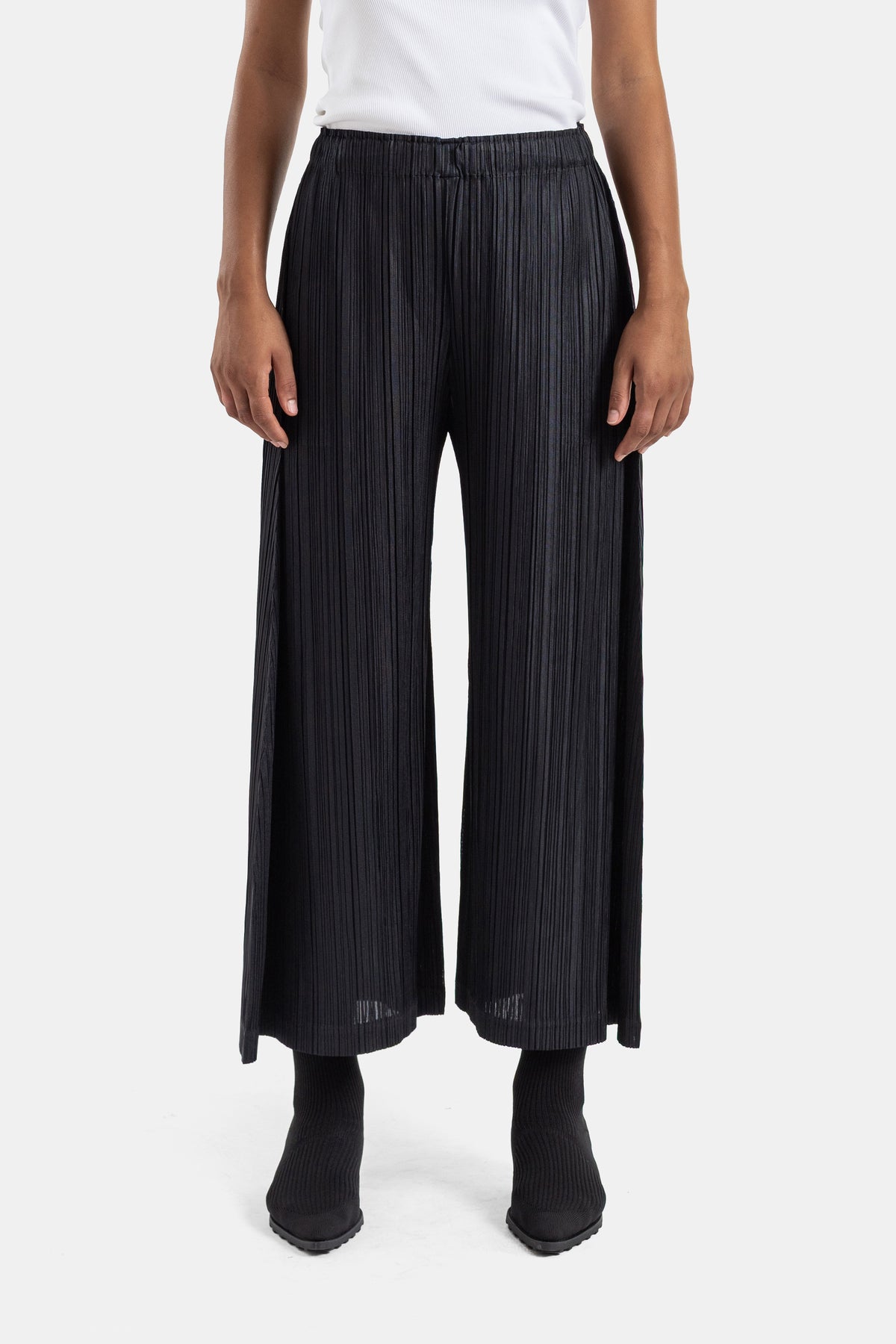 Pantalón ancho plisado negro de Pleats Please Issey Miyake, corte crop y aberturas laterales para mujer