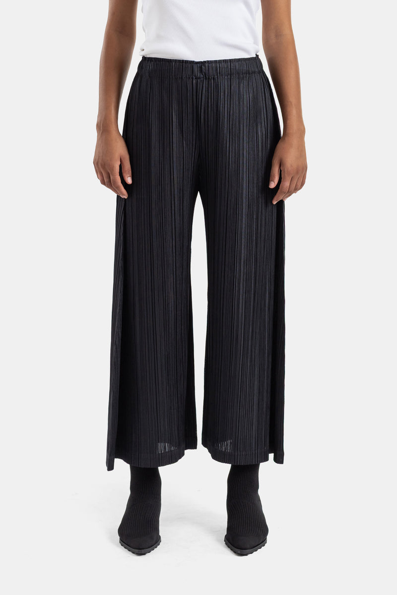 Pantalón ancho plisado negro de Pleats Please Issey Miyake, corte crop y aberturas laterales para mujer