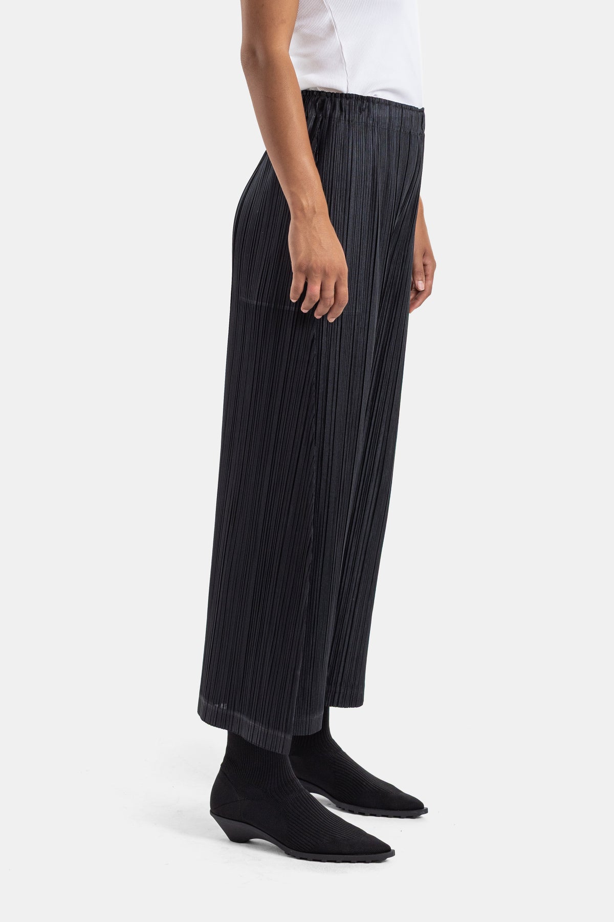 Pantalón plisado negro de Pleats Please Issey Miyake con cintura elástica, silueta recta para mujer