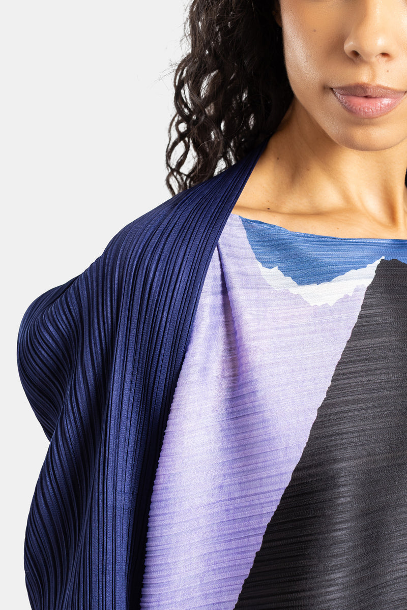 Pleats Please Issey Miyake geplisseerde jurk, zoom op halslijn met dégradé lila, zwart, blauw en wolkachtig motief.