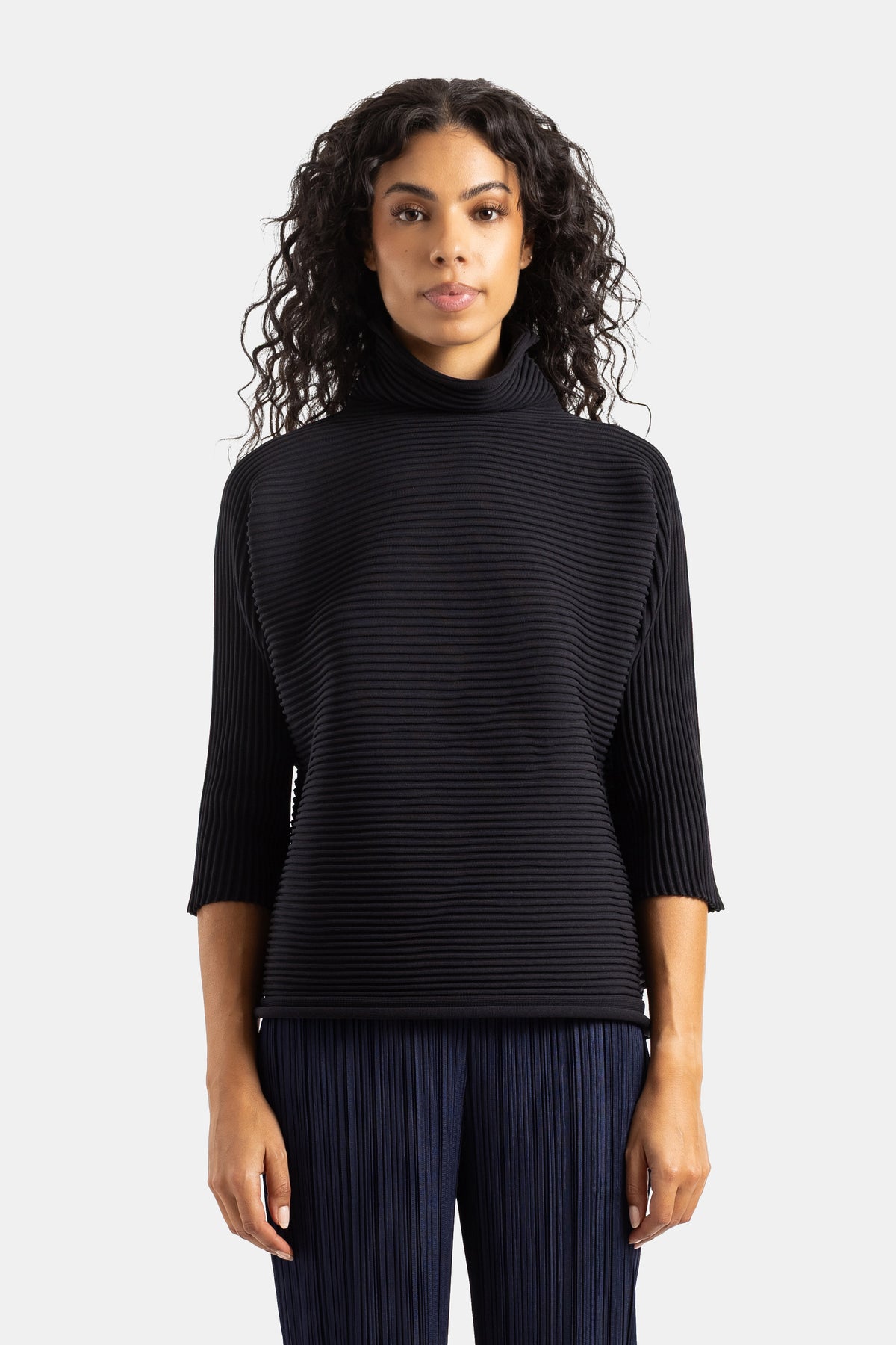 Top Pleats Please Issey Miyake de gola alta, manga três quartos e malha canelada plissada preta para mulher.