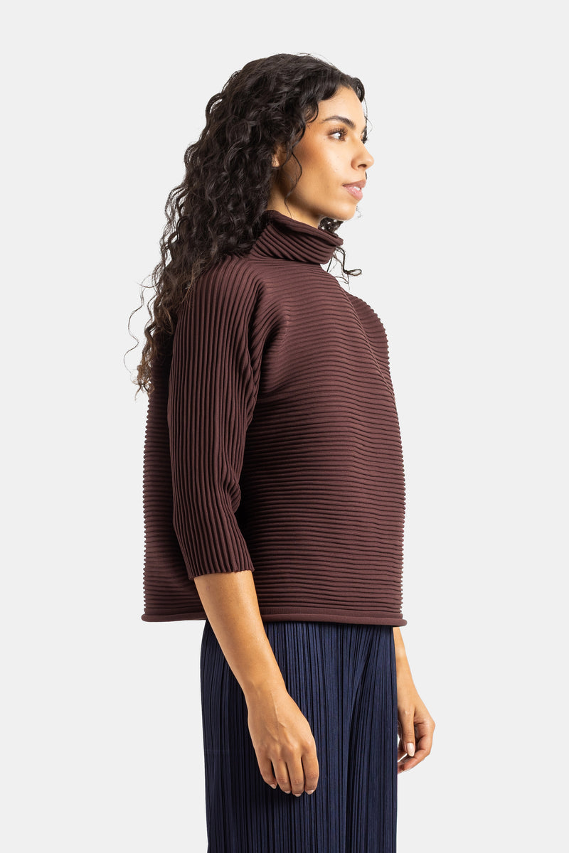 Top acanalado Pleats Please Issey Miyake de cuello alto y corte estructurado de perfil con falda azul marino