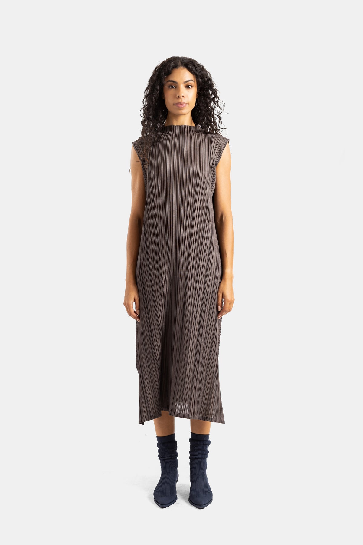 Ärmelloses plissiertes langes Kleid von Pleats Please Issey Miyake in Taupe-Braun mit hohem Stehkragen.