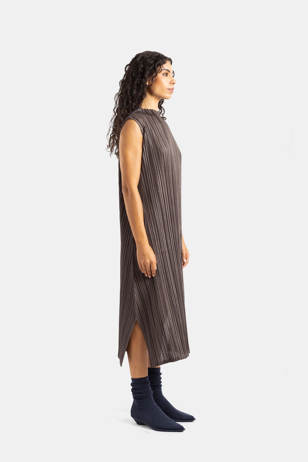 Plissiertes Kleid von Pleats Please Issey Miyake aus taupe-braunem Micro-Plissee mit Seitenschlitz im Profil.