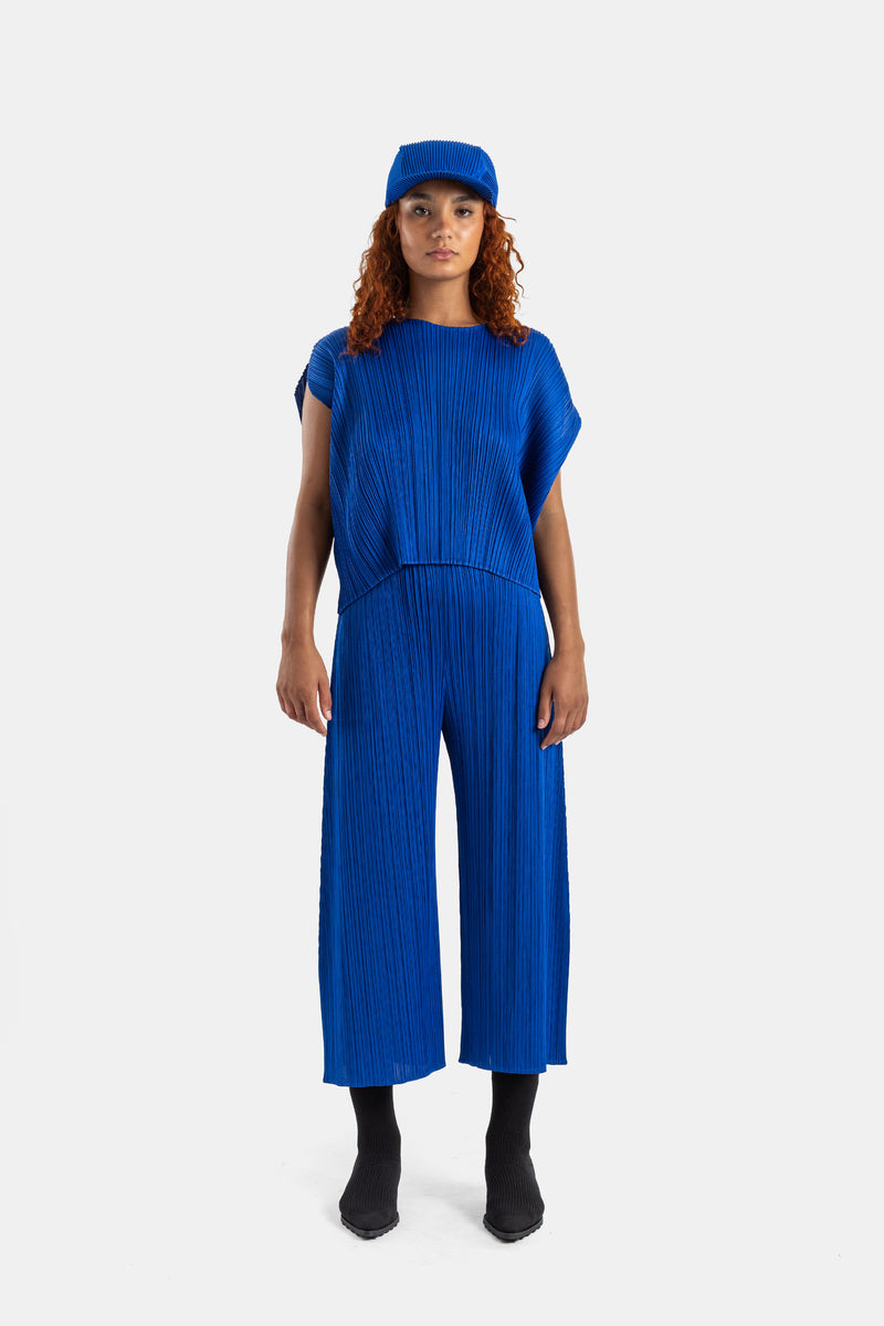 Conjunto de pantalón y top plisados Pleats Please Issey Miyake azul rey con gorra a juego vista frontal