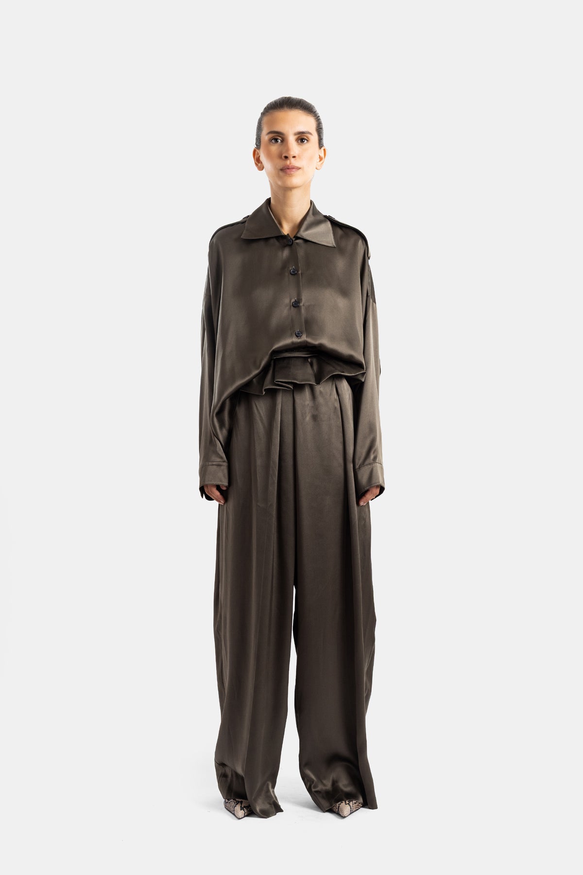 Khaite ensemble satiné kaki pantalon large plissé taille haute et blouse fluide boutonnée vue face