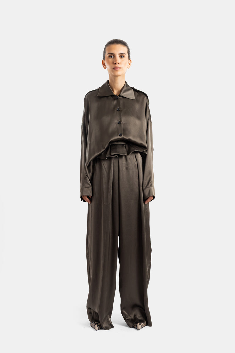 Khaite ensemble satiné kaki pantalon large plissé taille haute et blouse fluide boutonnée vue face