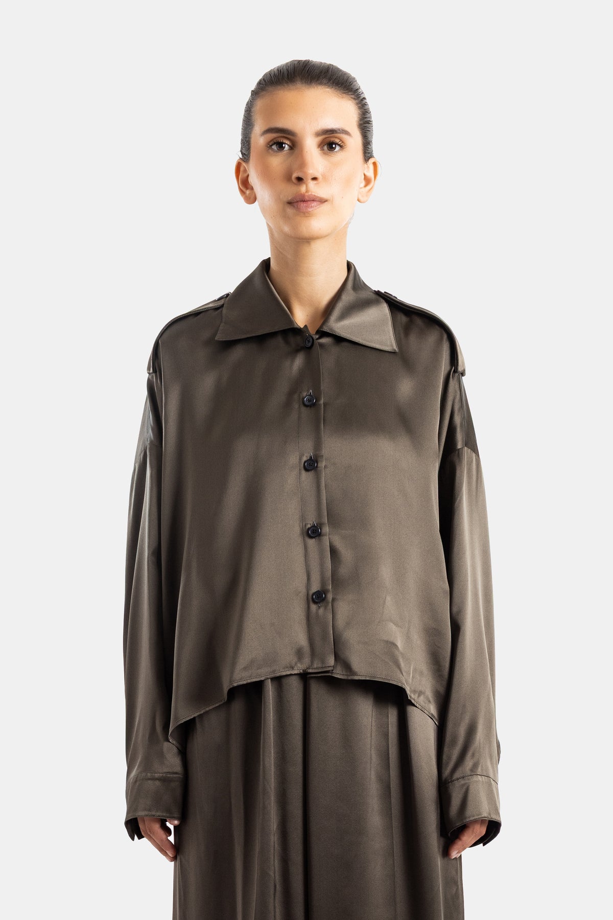 Khaite top Bodine oversize col chemisier épaulettes satin fluide kaki coupe boxy manches longues femme