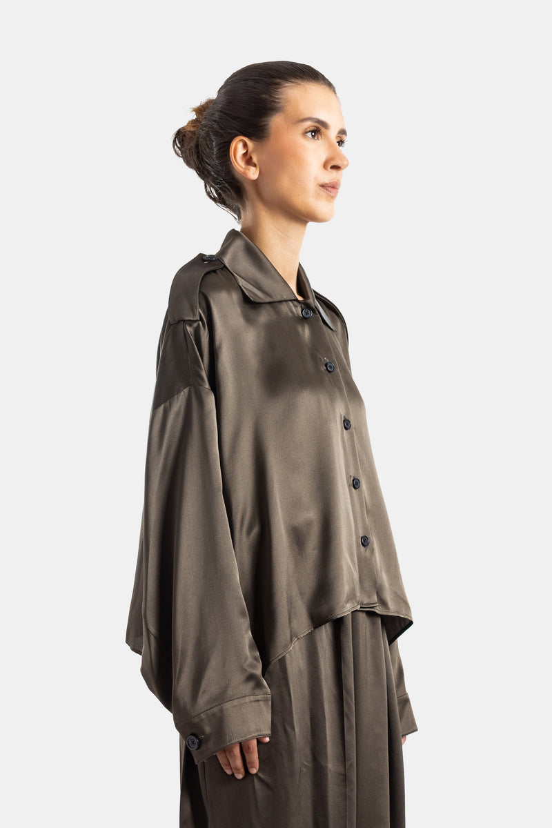 Khaite chemise Bodine profil femme satin kaki brillant boutonnage noir coupe ample tombante