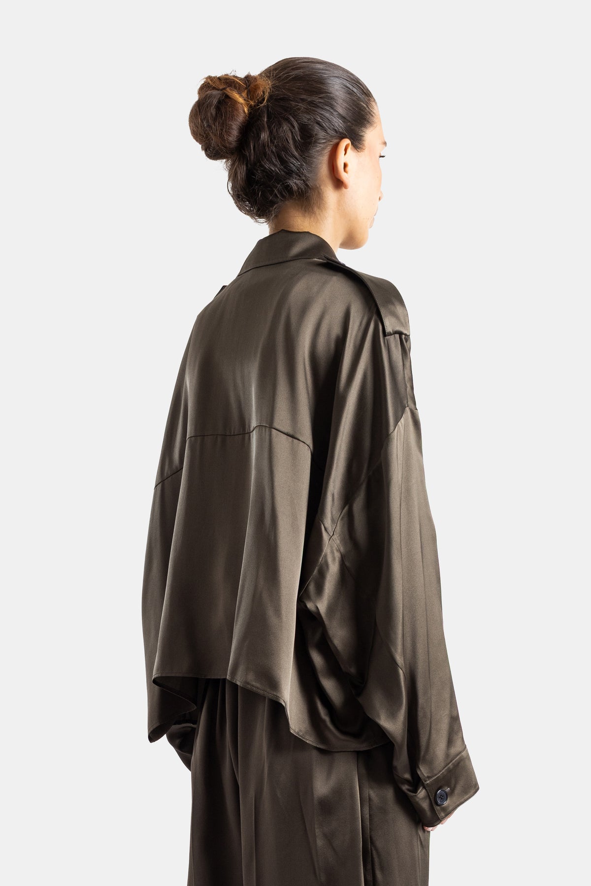 Khaite Bodine dos femme blouse satin kaki oversize coutures structurées biais et bun chignon élégant