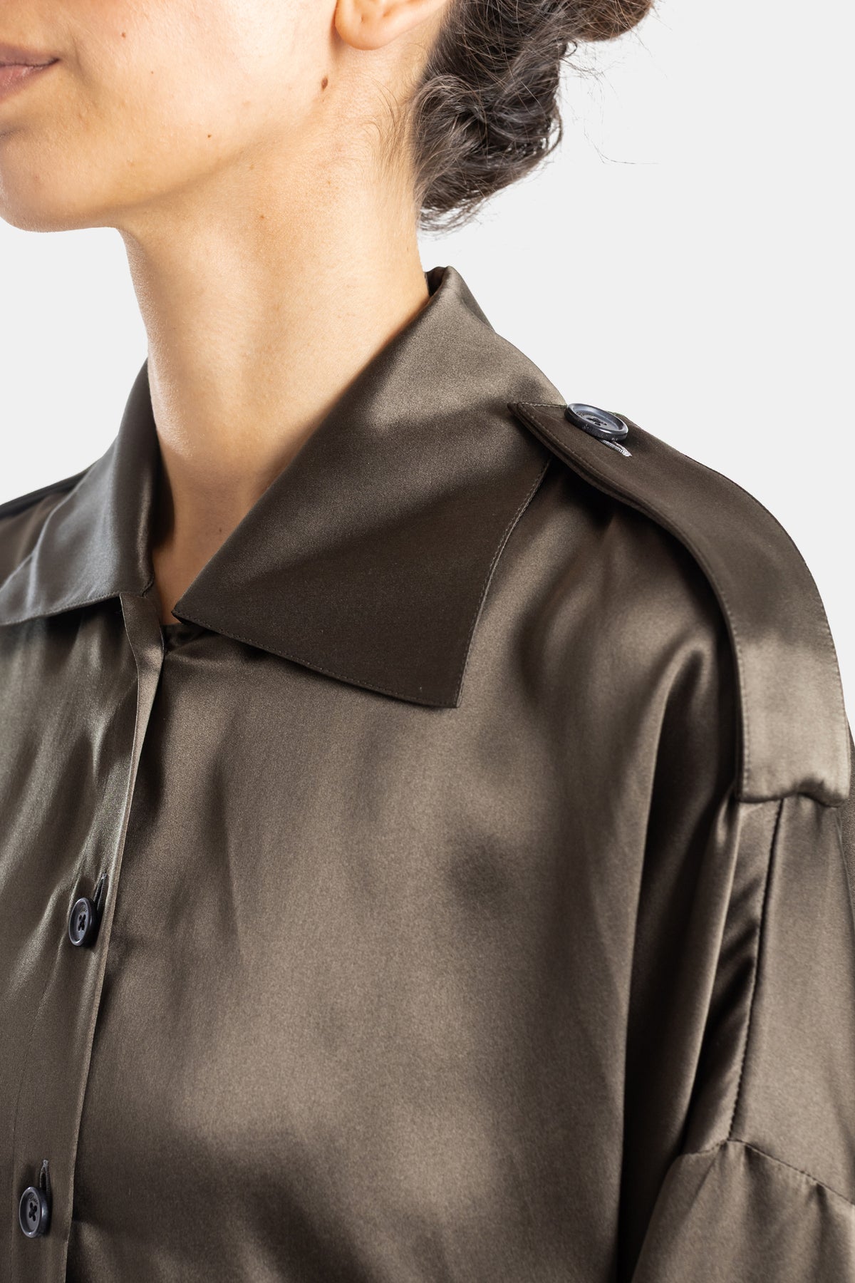 Khaite Bodine zoom col tailleur satin bronze kaki épaulette bouton noir détail épaule structurée
