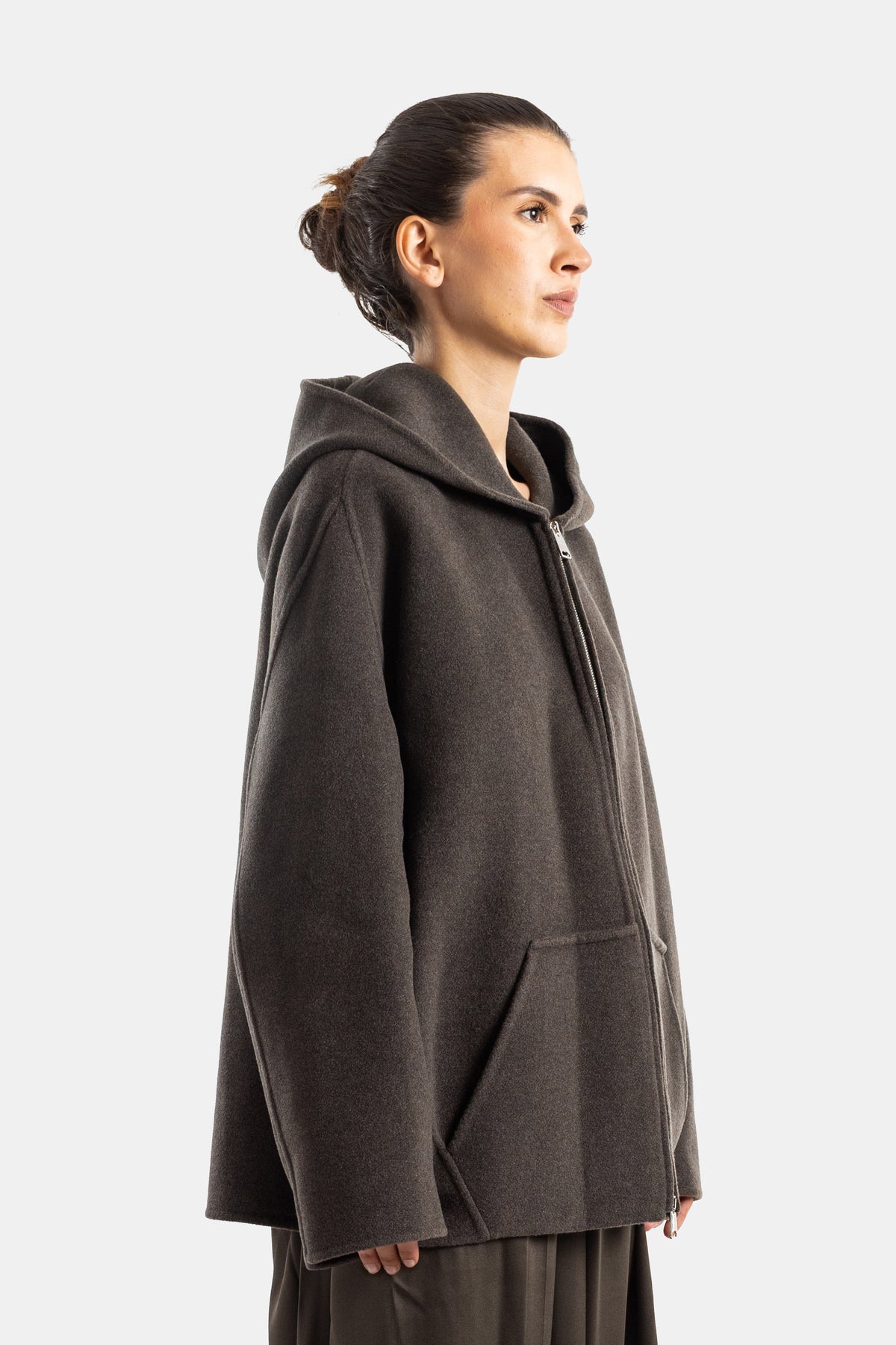 Khaite veste capuche profil femme, coupe ample structurée en laine kaki chiné, zippée argentée
