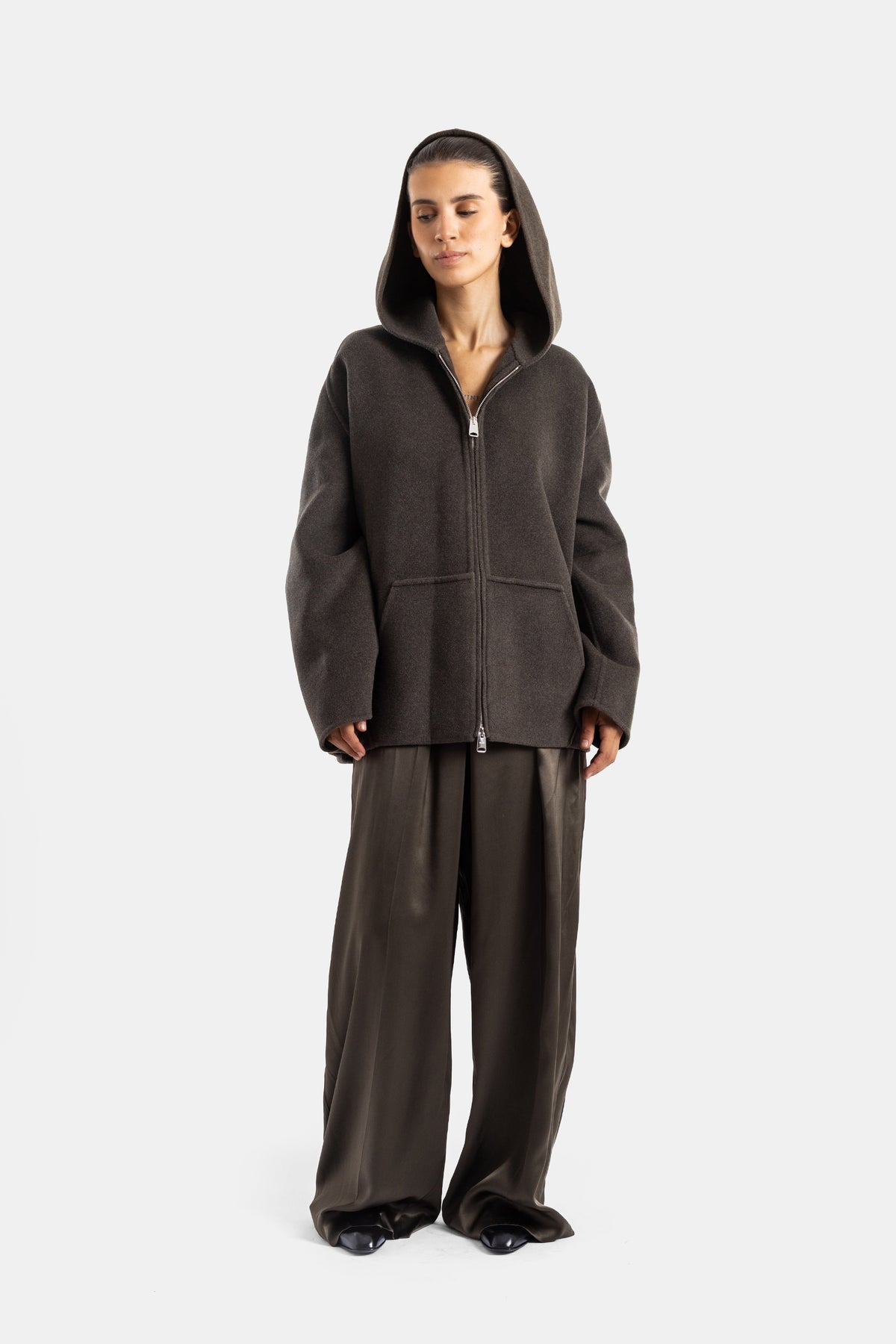 Khaite veste Dolem femme portée avec pantalon large kaki, silhouette complète oversize en lainage chiné
