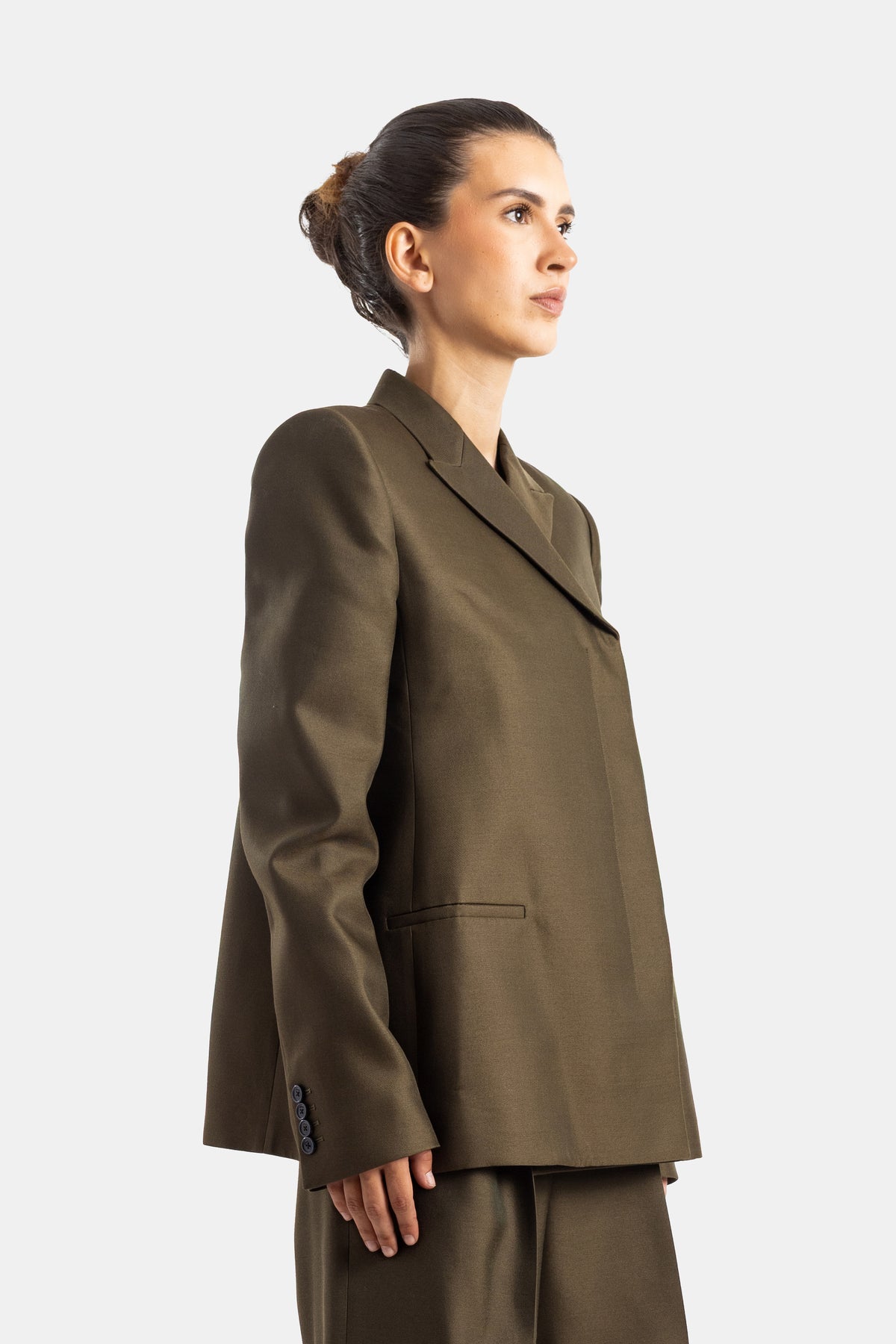 Khaite blazer Silvannah femme vue de profil coupe oversize en lainage kaki olive avec poche passepoilée