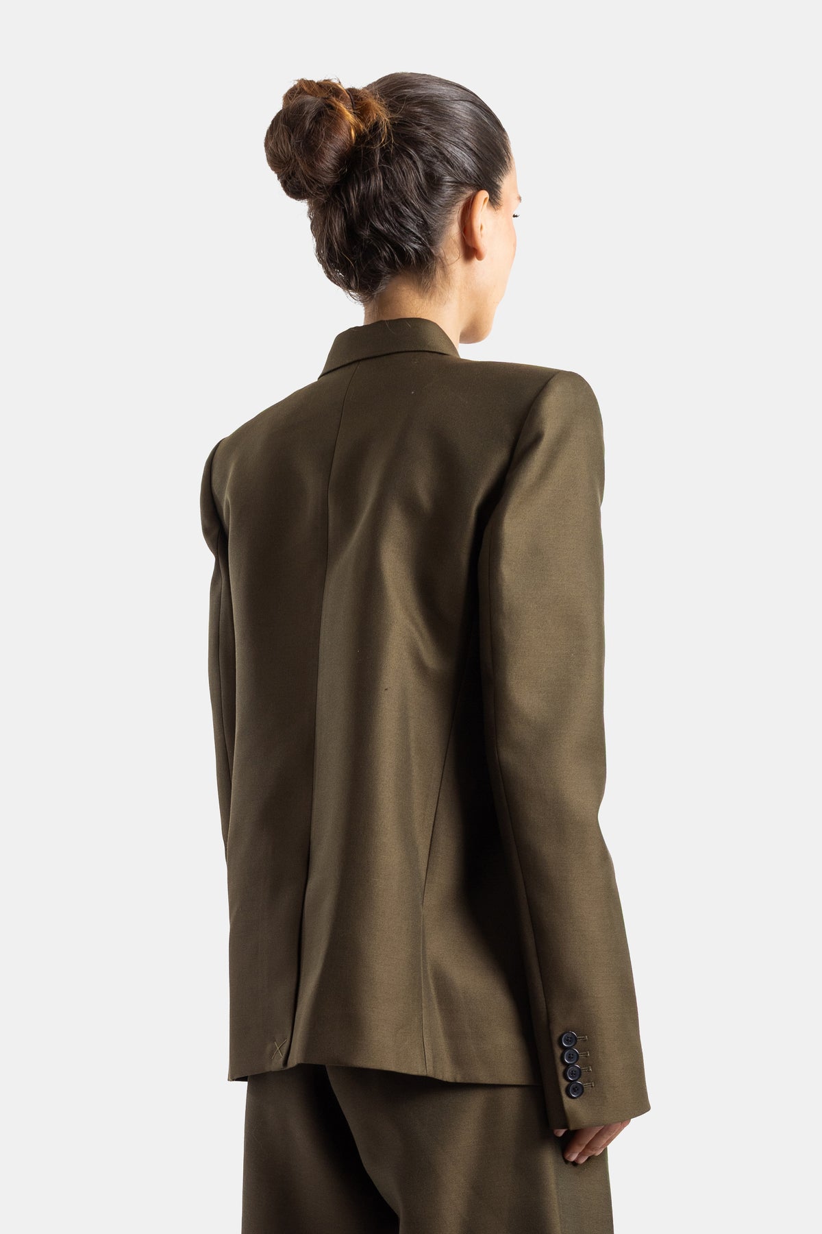 Khaite veste Silvannah dos vue arrière finition boutons marine lainage kaki coupe ajustée taille marquée