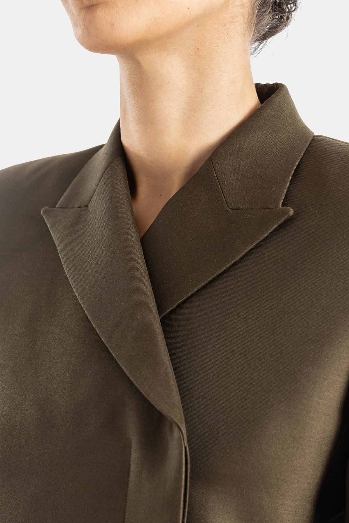 Khaite veste Silvannah col cranté croisé zoom revers en lainage kaki détail coutures nettes