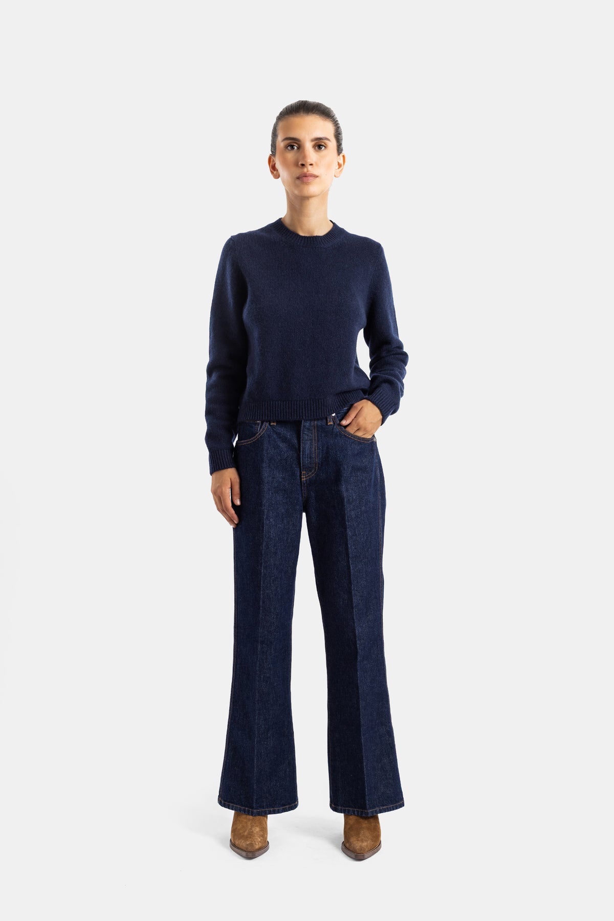 Khaite jean Clara évasé denim brut bleu marine porté avec pull cachemire assorti, silhouette complète
