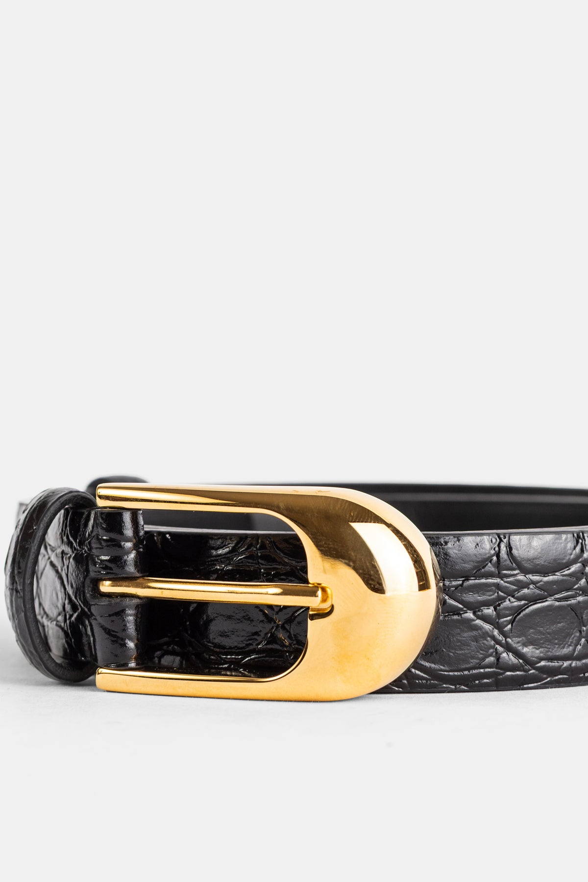 Khaite Damen-Gürtel aus glänzendem schwarzen Krokodilleder mit polierter goldener Metallschnalle im Western-Stil.