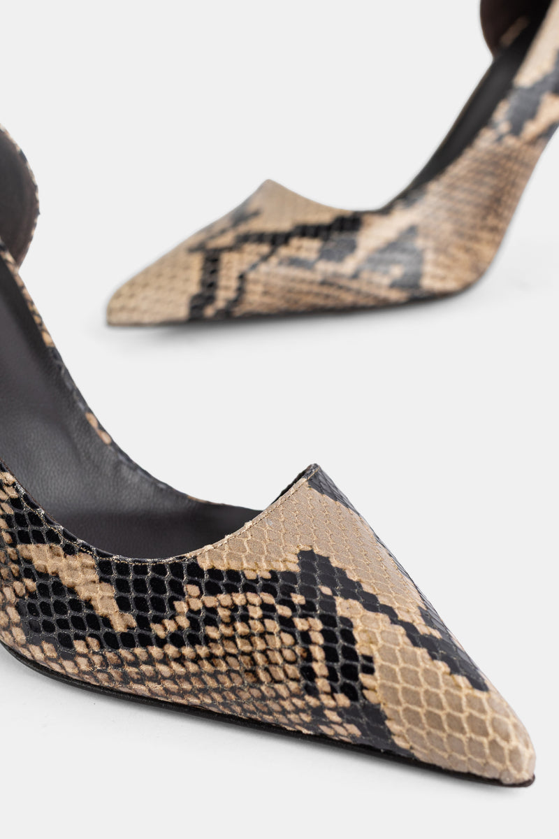 Khaite escarpins Jett 85 gros plan pointe effilée, texture écailles python taupe et noir, bout découvert d'Orsay