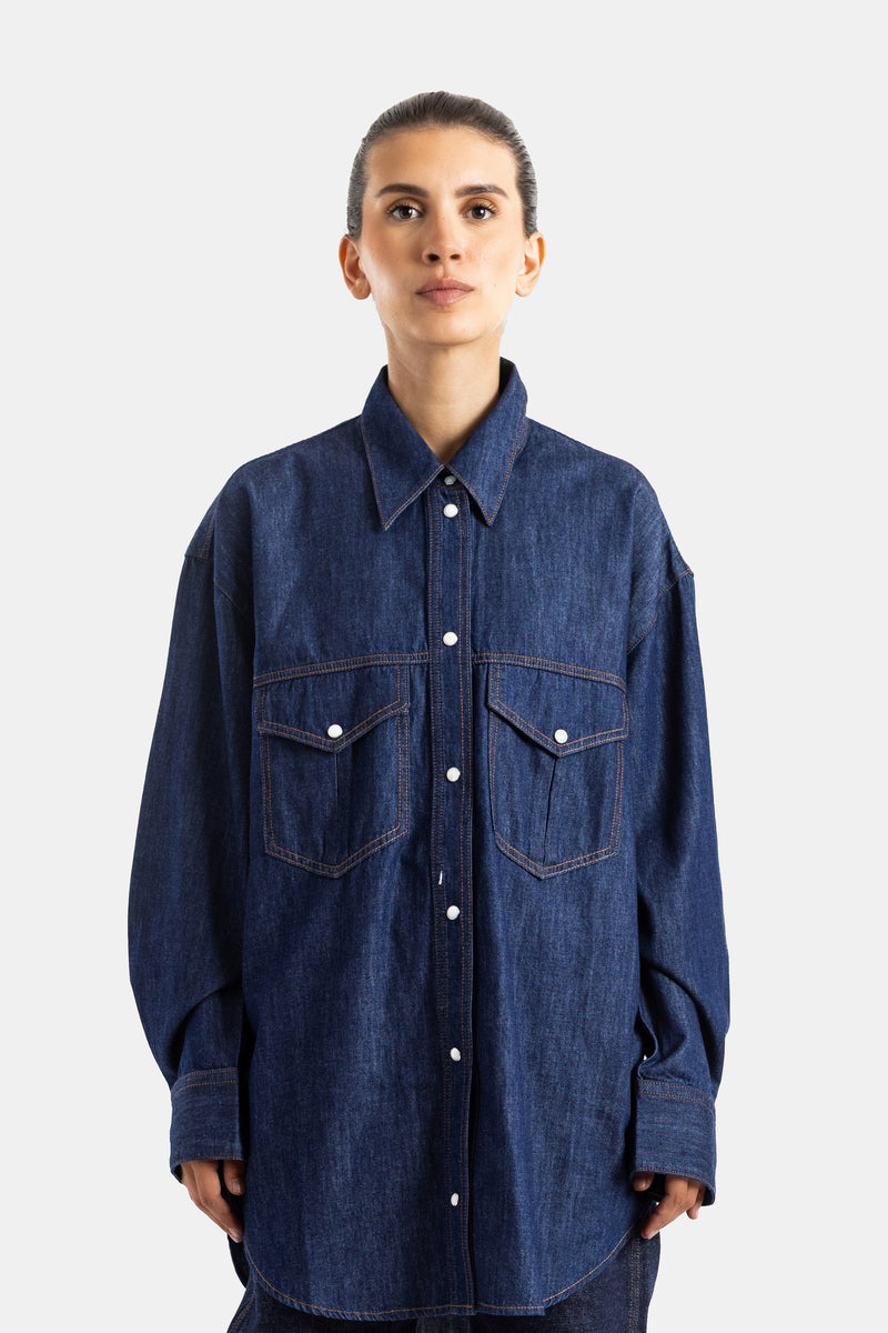 Khaite chemise Christensen oversize en denim brut bleu indigo, col pointu, manches longues et poches poitrine