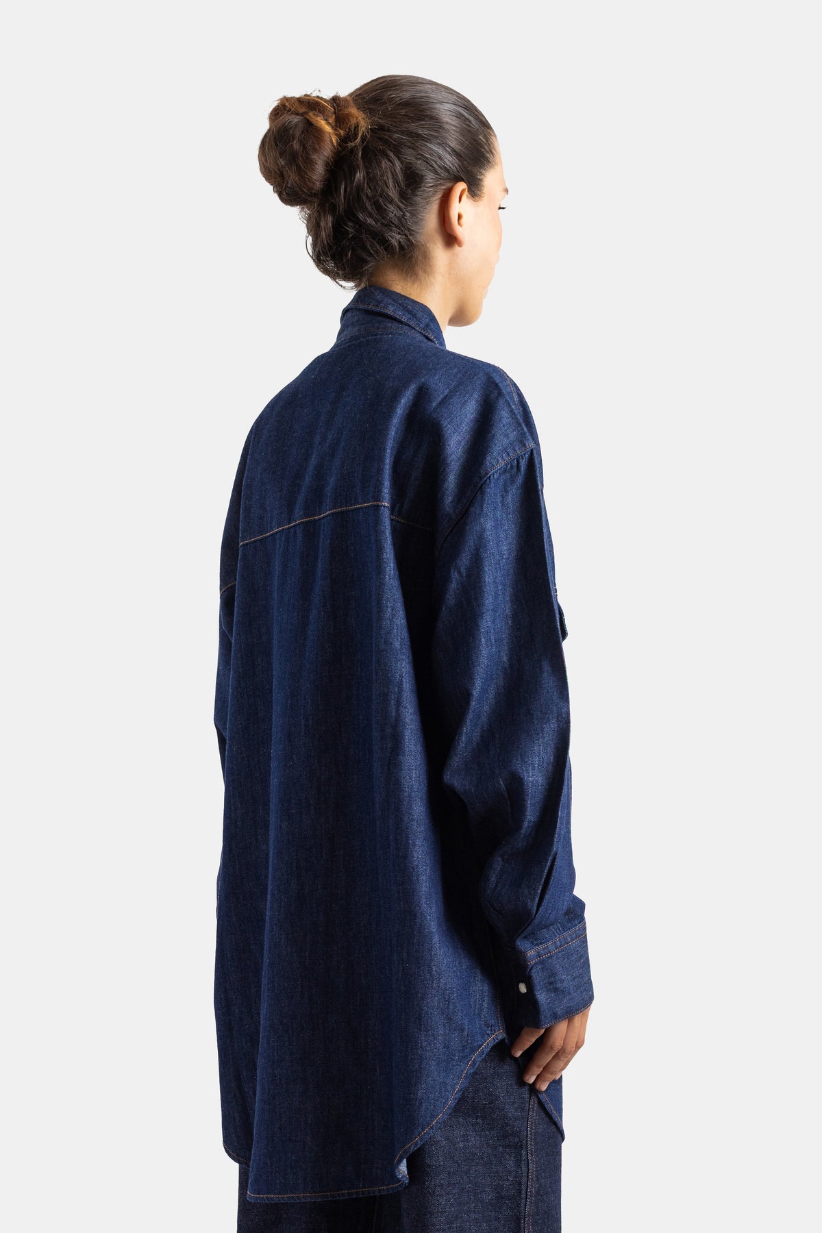 Khaite chemise Christensen denim brut dos trois quarts, surpiqûres contrastantes et empiècement épaules structuré