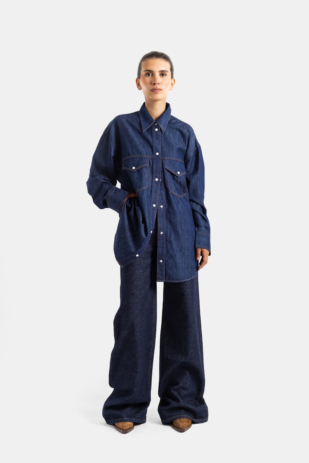Khaite look total denim brut femme, chemise longue oversize portée avec jean large taille haute bleu indigo