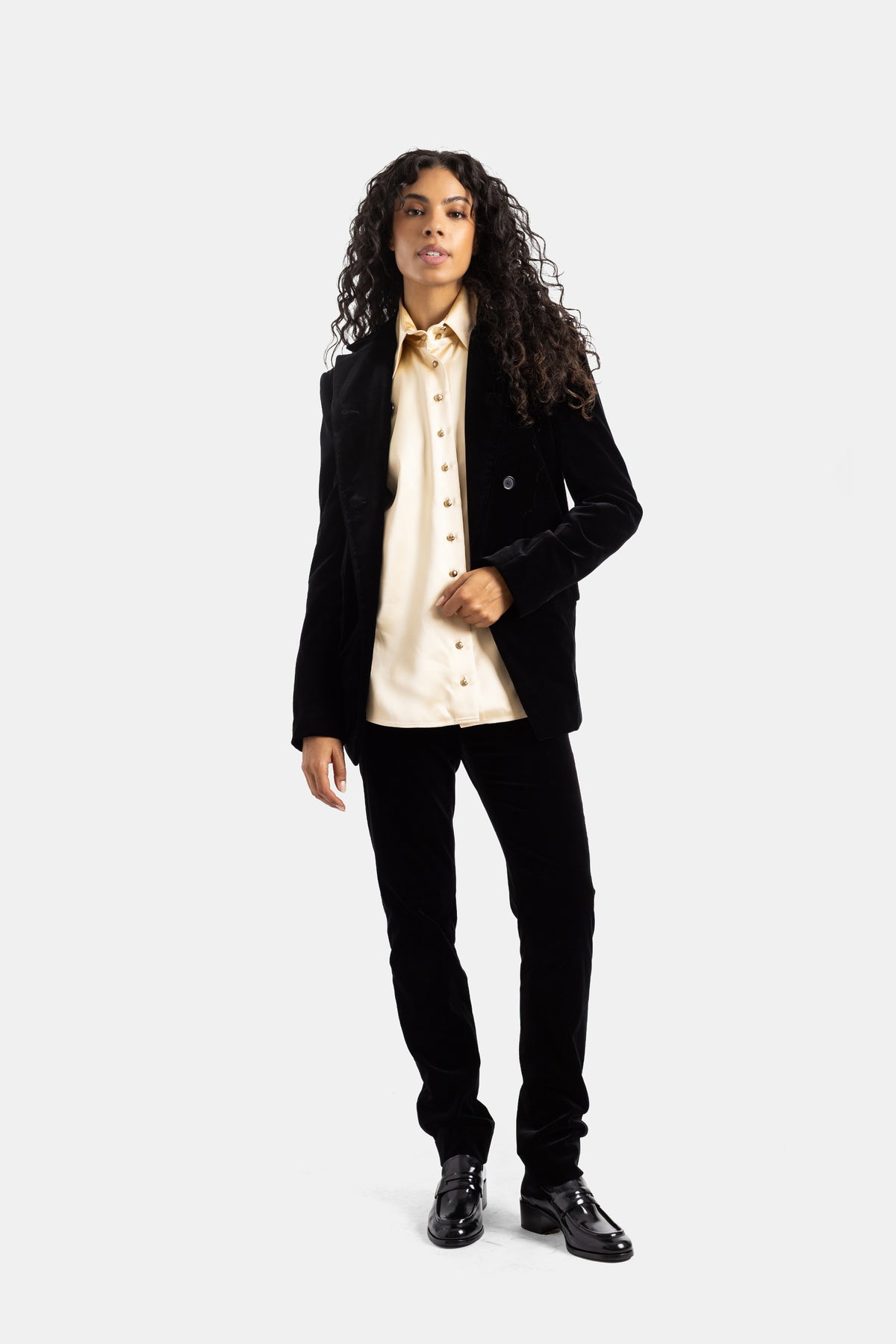 Fato de veludo preto Khaite para mulher com blazer estruturado e calças slim com camisa marfim de botões dourados