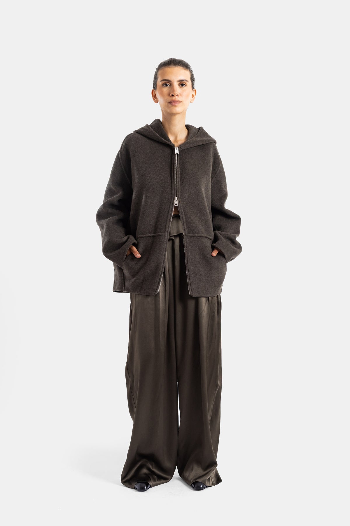 Khaite pantalon Kira satin kaki porté avec hoodie oversize marron look monochrome total-look femme