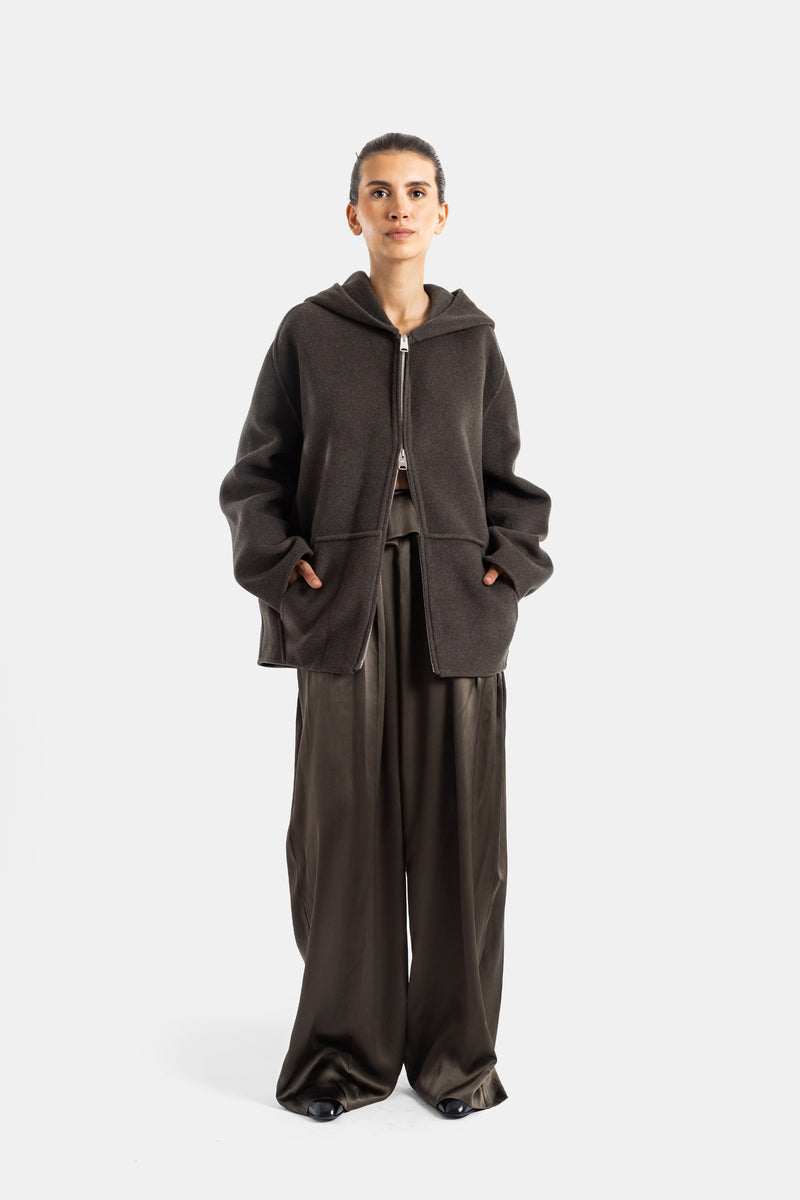 Khaite pantalon Kira satin kaki porté avec hoodie oversize marron look monochrome total-look femme
