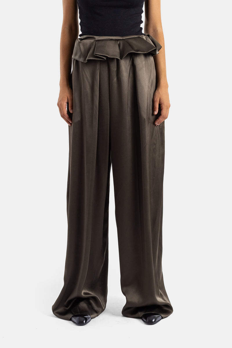 Khaite pantalon Kira large satin kaki taille haute peplum volant jambe ample fluide femme