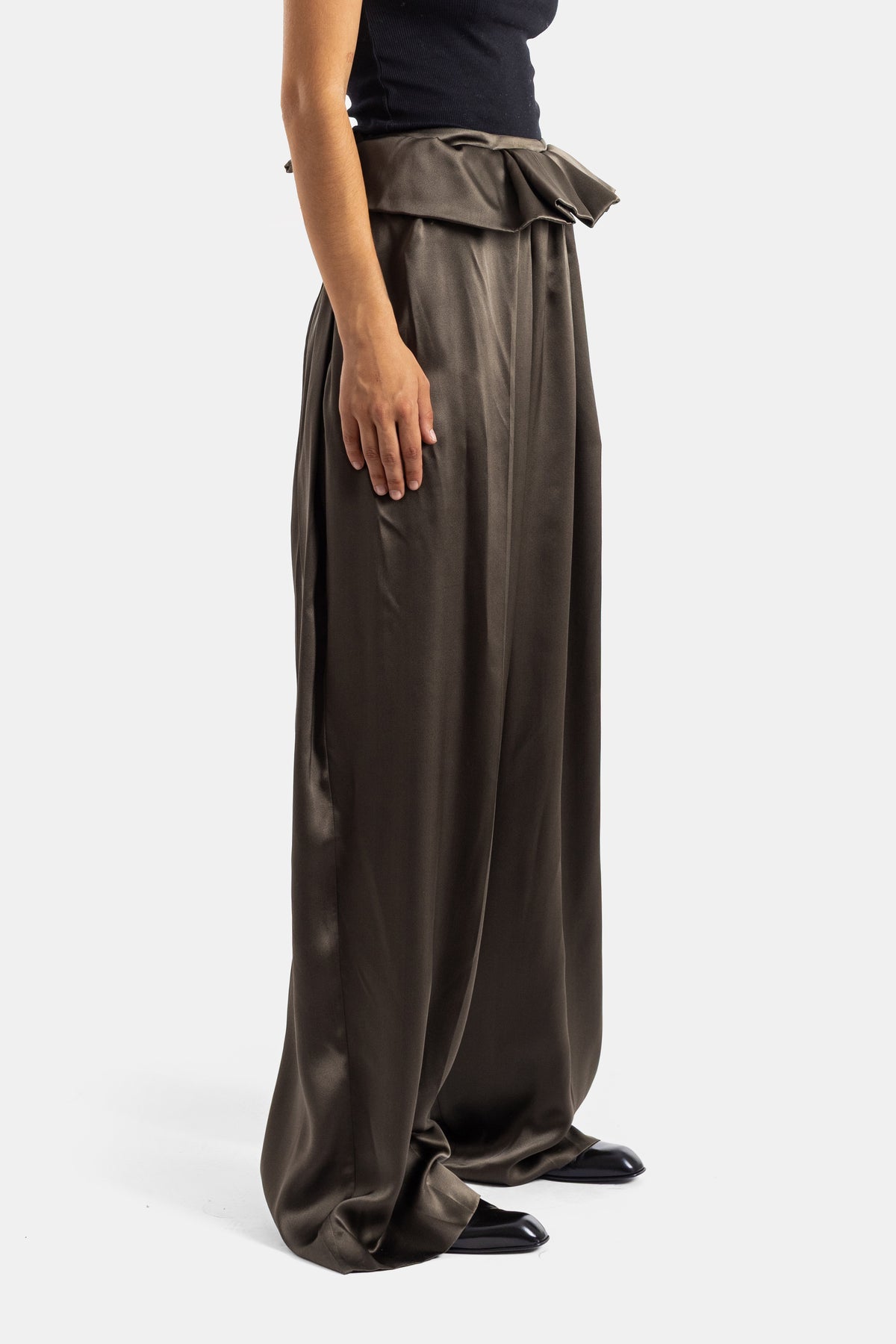 Khaite pantalon Kira vue côté profil satin kaki drapé tombant ceinture nouée effet oversize