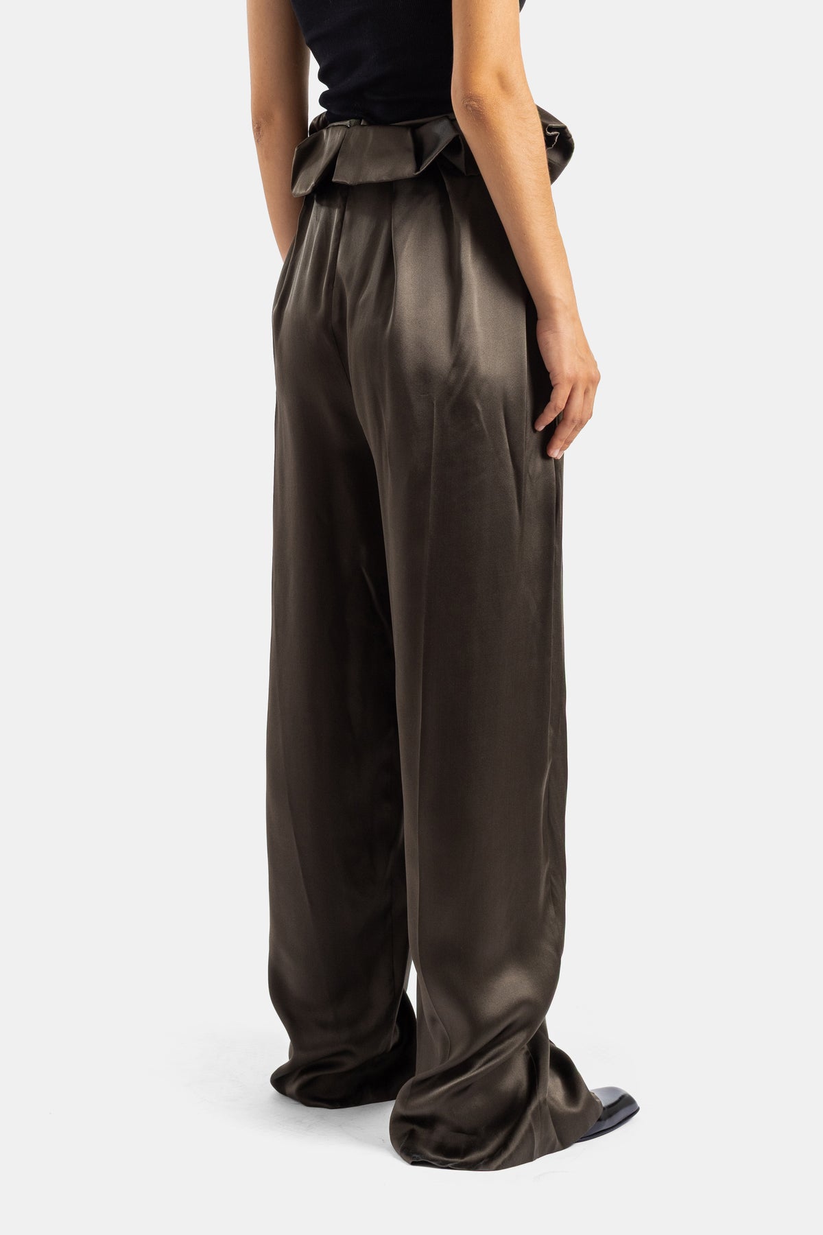 Khaite pantalon Kira dos satin kaki brillant coupe palazzo plissée taille haute femme