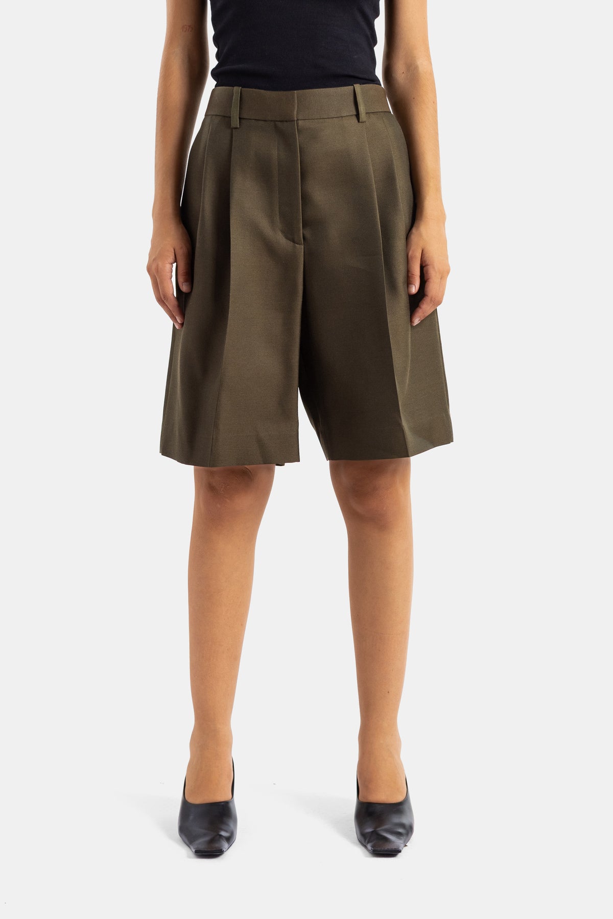 Khaite short Auggie tailleur bermuda à plis coupe ample fluide couleur kaki olive femme