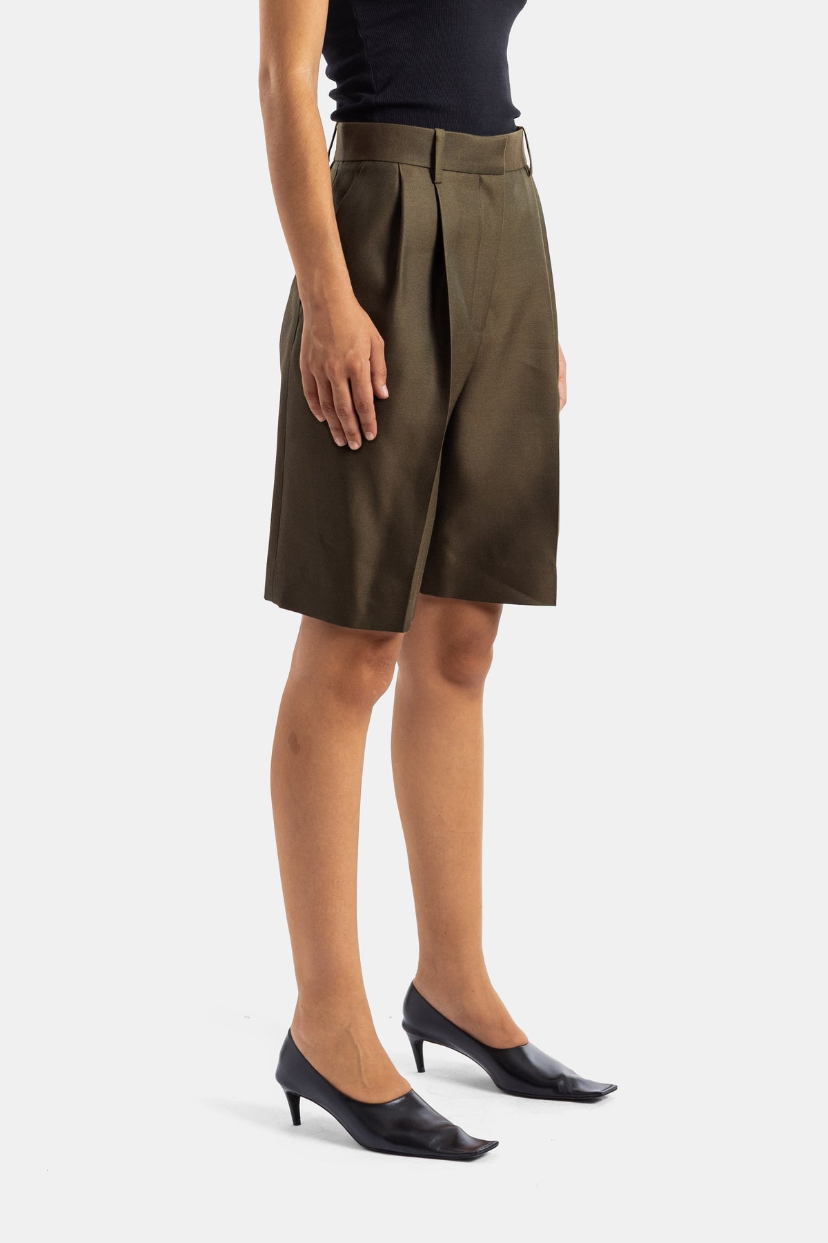 Khaite short Auggie vue profil taille haute ceinture à passants tissu structuré kaki luxe femme