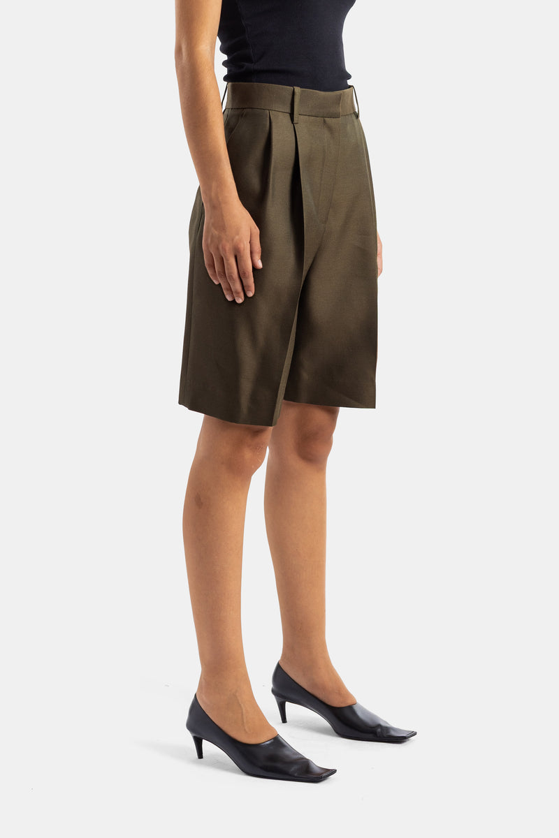 Khaite short Auggie vue profil taille haute ceinture à passants tissu structuré kaki luxe femme