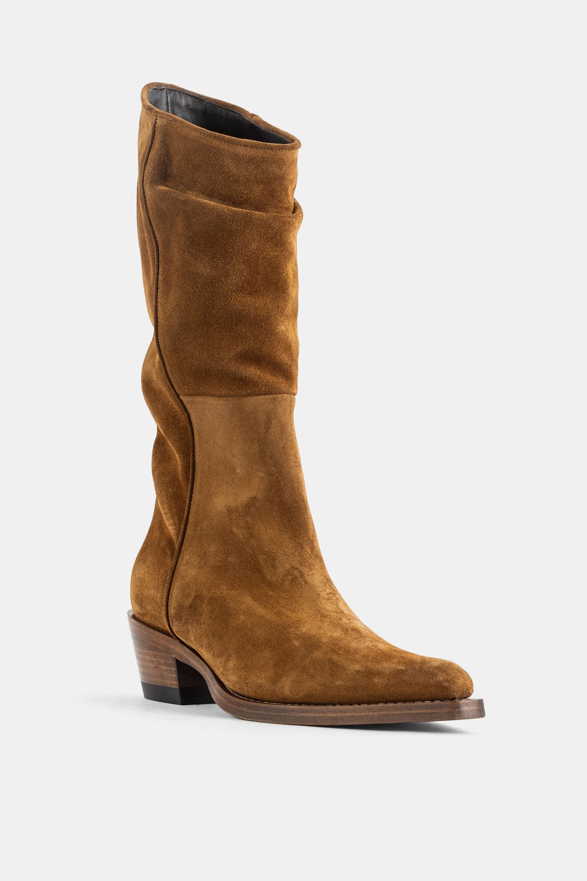 Khaite bottes Clive suède camel froissé vue trois quarts semelle cuir et bout pointu légèrement carré