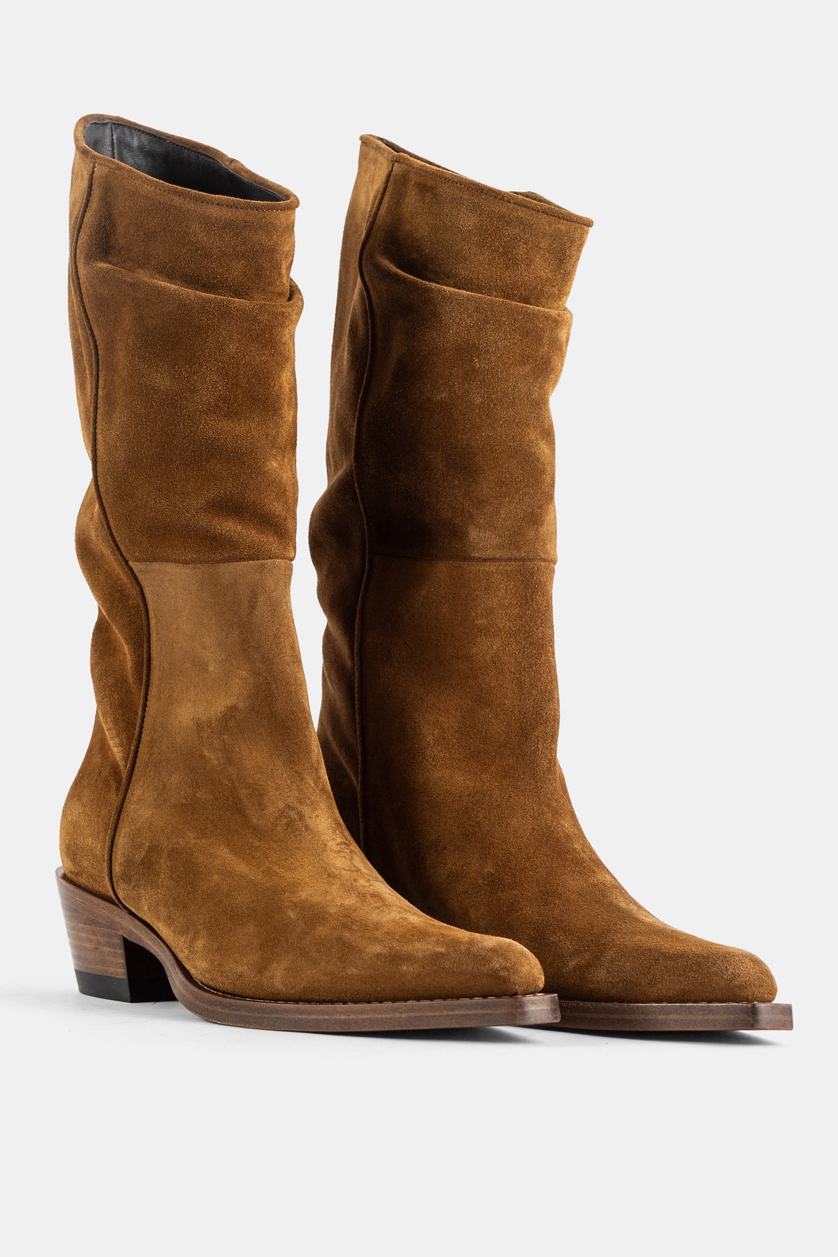 Khaite Clive paire de bottes suède caramel tige plissée talon bois vue de face FW26